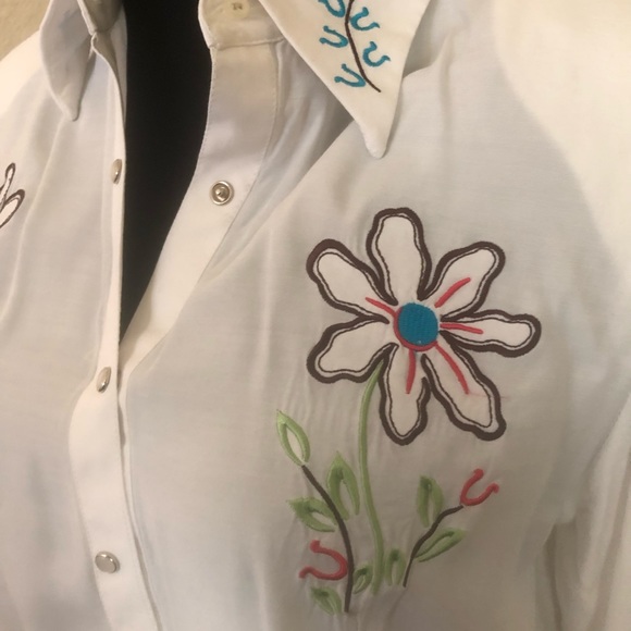 Women’s Western Desert Diva embroidered Pearl snap long sleeved shirt Medium - Picture 2 of 7